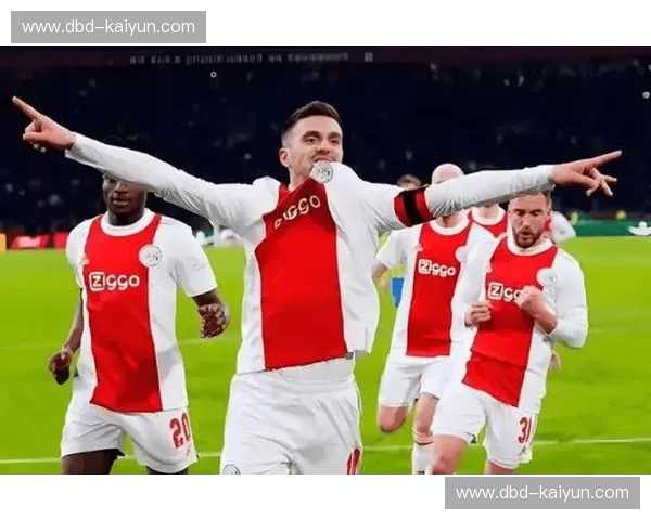 绿茵场上的冰与火之歌：阿贾青年与福图纳的豪情对决